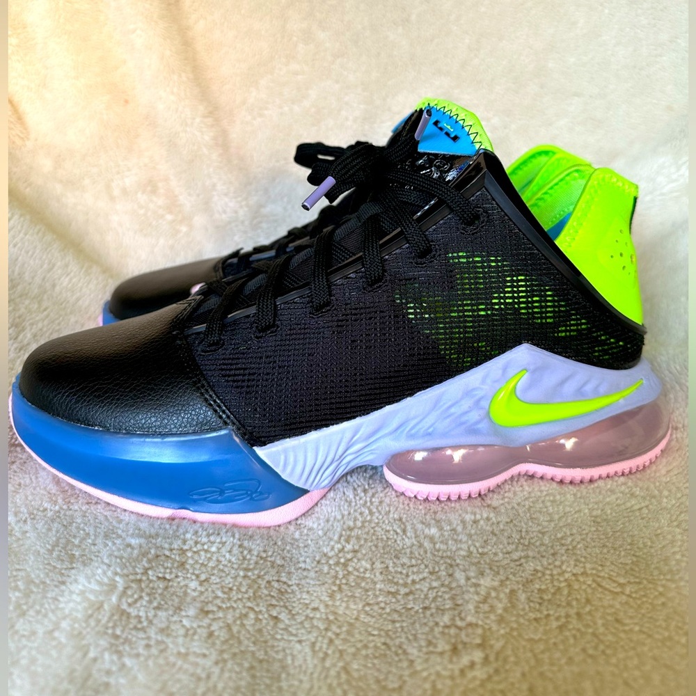 NIKE LEBRON 19 LOW. Black/Ghost Green/Purple Pulse